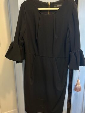 Betsy & Adam Black Long Sleeve Ruffle-Cuff Sheath Dress
